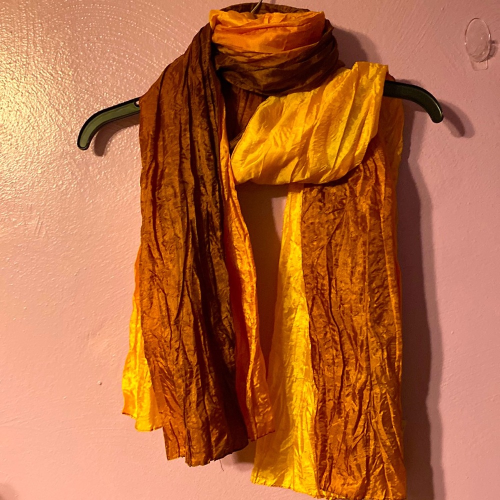 Stylish crinkle-look orange to brown ombré scarf.